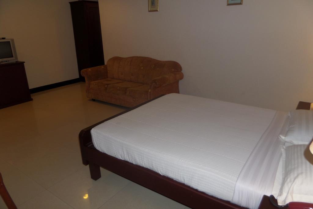 Hotel Elegance Kaladi Room photo