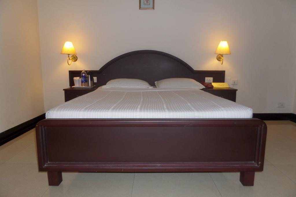 Hotel Elegance Kaladi Room photo